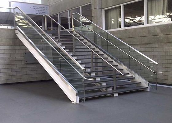 Escalera de mármol de la pisada de las escaleras rectas dobles de acero al aire libre del larguero