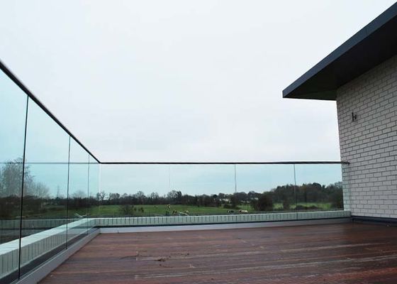 Estructura sólida Corresion anti de la barandilla de cristal de aluminio del balcón del pórtico para los Deckings