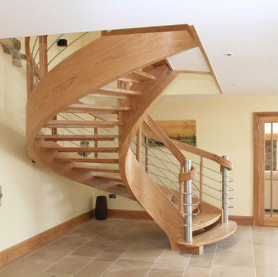 Escalera espiral curvada del ahorro de espacio de madera de la escalera de la estructura de acero