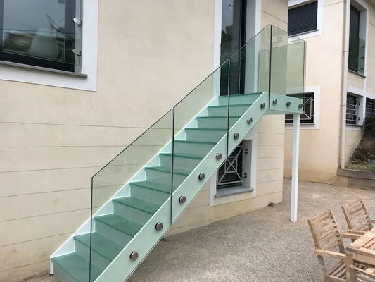 El larguero de acero de la canalización vertical cerrada al aire libre derecho funciona con las escaleras con el balaustre de cristal