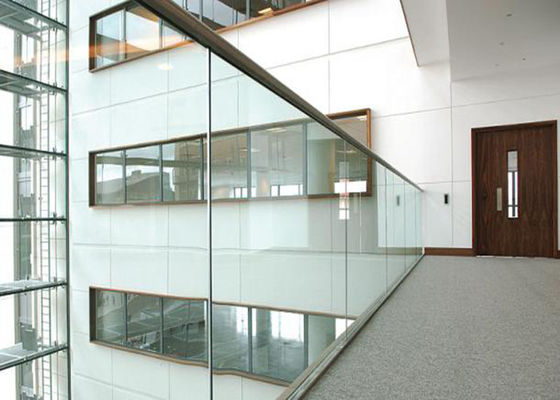 Piso interior de la verja de cristal de aluminio de la cubierta de las escaleras montado en la pared con las barandillas