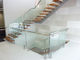 Plata de cristal de la verja de la espita del mirador del balcón con los tenedores de la verja de la escalera