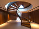 Pisada interior curvada moderna durable de madera sólida de la escalera con la verja de cristal
