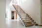 Escalera recta moderna del acero inoxidable, larguero del cuadrado del doble de la escalera de madera sólida