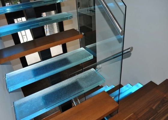 Escalera de cristal de la verja de la cubierta de las escaleras rectas del haz de acero del cuadrado de la pisada de la luz del LED