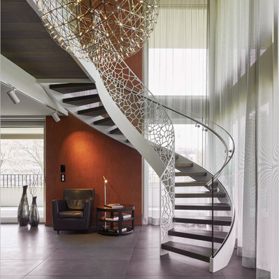 Diseño de madera curvado moderno de la pisada de la verja del hierro de Rought de la escalera del metal blanco