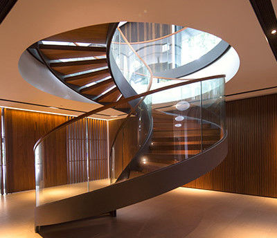 La pisada de madera curvada moderna interior/al aire libre de la escalera moderó el artículo de cristal de la verja