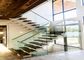 Decoración interior de las escaleras rectas de madera sólida con las canalizaciones verticales de cristal endurecidas